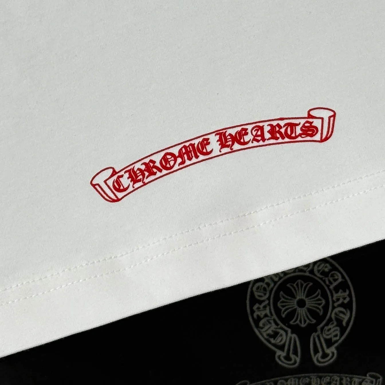 P170 Chrome Hearts Chrome Hearts 25 high version. The fabric is made of 300 grams of high-density pure cotton. It does not deform or shrink. It has three labels. It is the same style for men and women. Technology: suede foam printing. Color: white, black. SIZE: S-XL.
